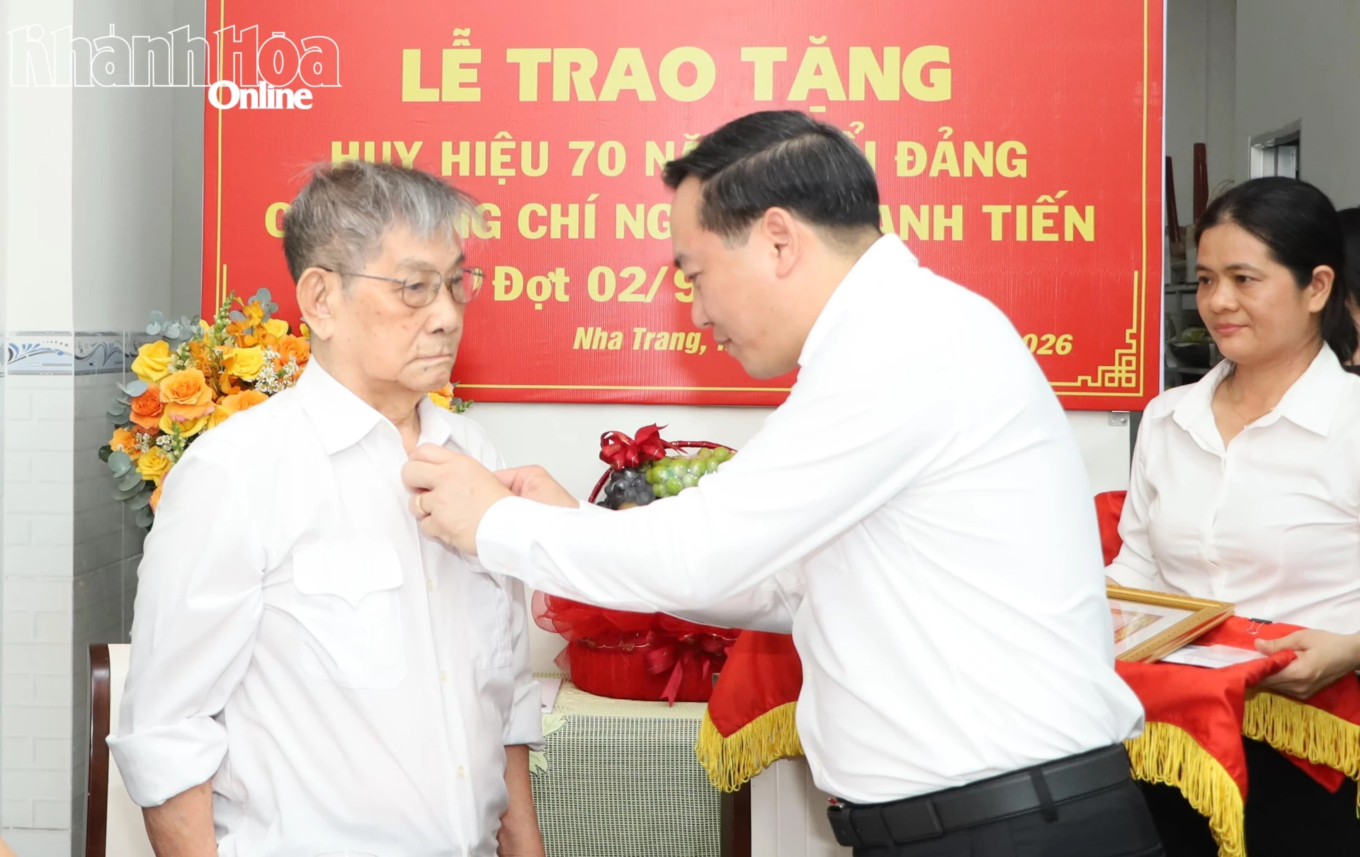 Đồng chí Hồ Xuân Trường gắn Huy hiệu 70 năm tuổi Đảng lên ngực áo đảng viên Nguyễn Mạnh Tiến.