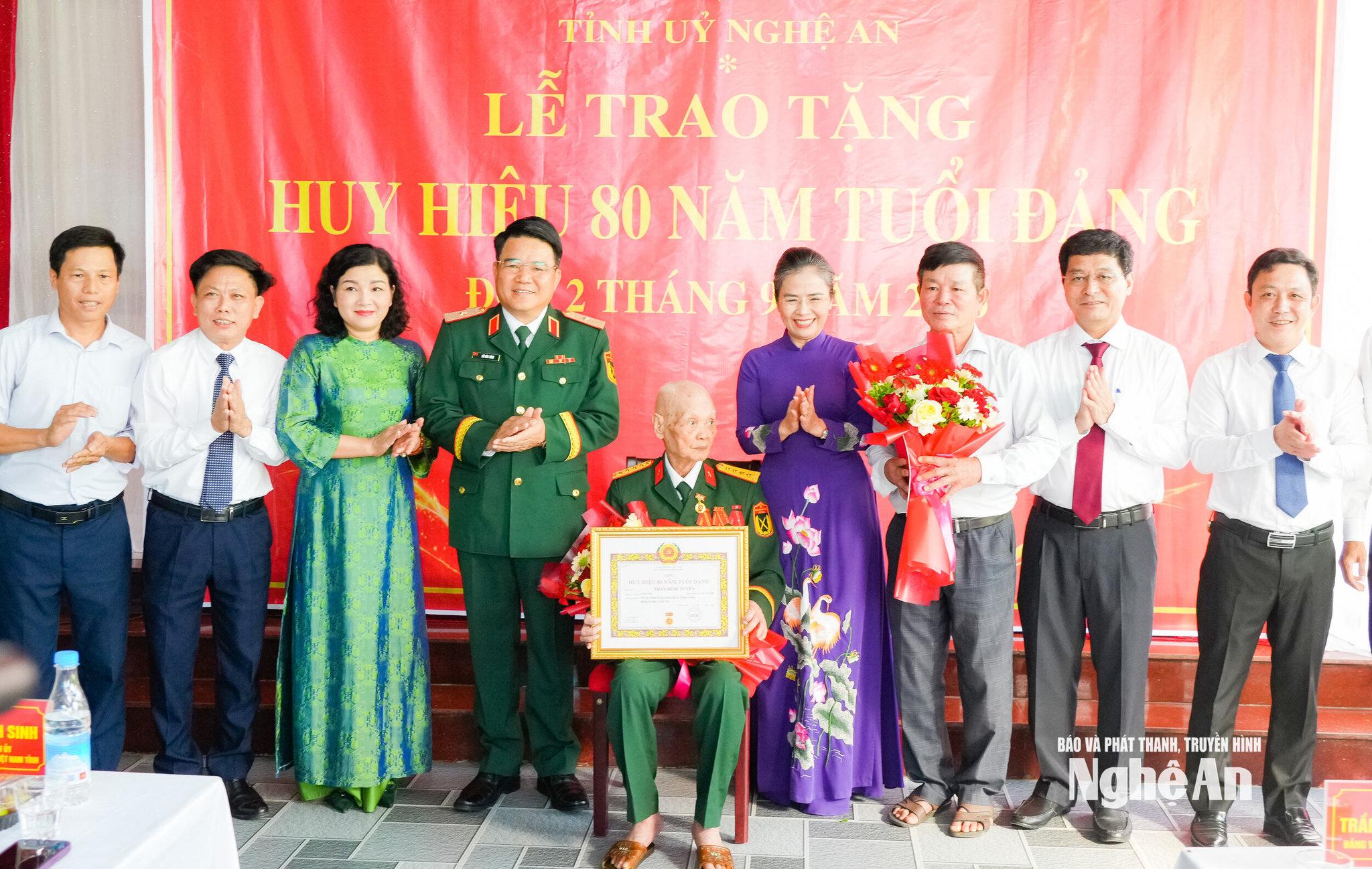 trao huy hiệu
