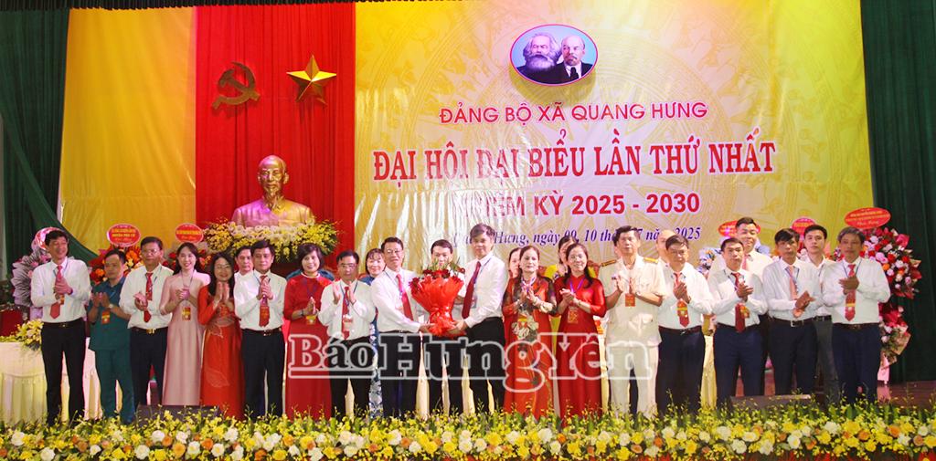 Đồng chí Nguyễn Văn Chiến, Ủy viên Ban Thường vụ Tỉnh ủy, Trưởng Ban Tuyên giáo và Dân vận Tỉnh ủy tặng hoa chúc mừng Ban chấp hành Đảng bộ xã Quang Hưng