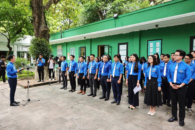 Nhà báo trẻ tiêu biểu thuộc Đoàn Thanh niên Chính phủ báo công dâng Bác- Ảnh 1.