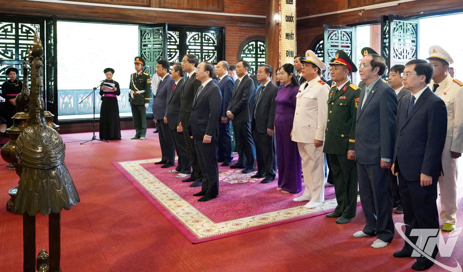 Đồng chí Bí thư Tỉnh ủy Trịnh Xuân Trường và Đoàn đại biểu dự Đại hội Thi đua yêu nước tỉnh Thái Nguyên báo công trước anh linh Chủ tịch Hồ Chí Minh.