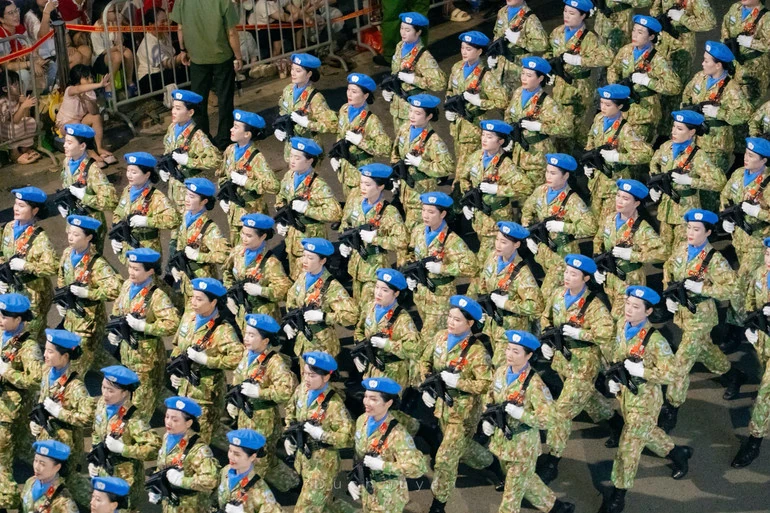 Hai chị em gái ruột sánh vai trong đội hình diễu binh, diễu hành