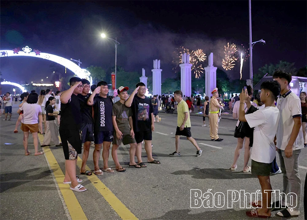 Pháo hoa rực rỡ trời Thu Đất Tổ