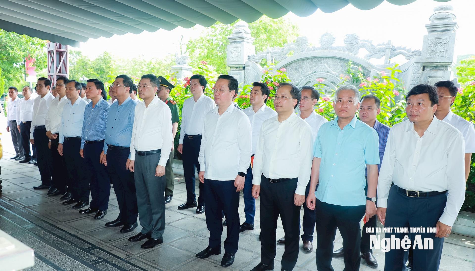 Các đồng chí trong đoàn công tác Trung ương và các tỉnh: Nghệ An, Hà Tĩnh dâng hoa, dâng hương tưởng niệm tại Khu Di tích lịch sử quốc gia Truông Bồn. Ảnh: Thành Duy