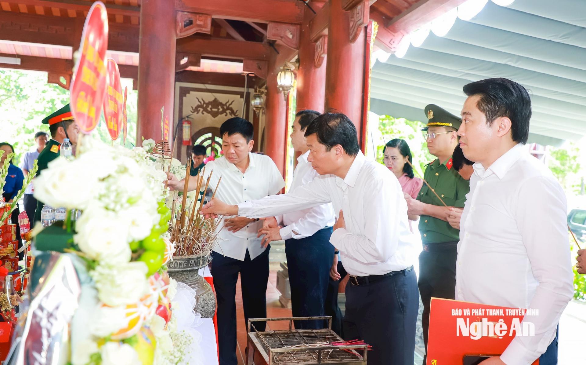Các đồng chí lãnh đạo Trung ương và tỉnh Nghệ An dâng hương trước phần mộ 13 Anh hùng liệt sĩ Đại hội 317. Ảnh: Thành Duy