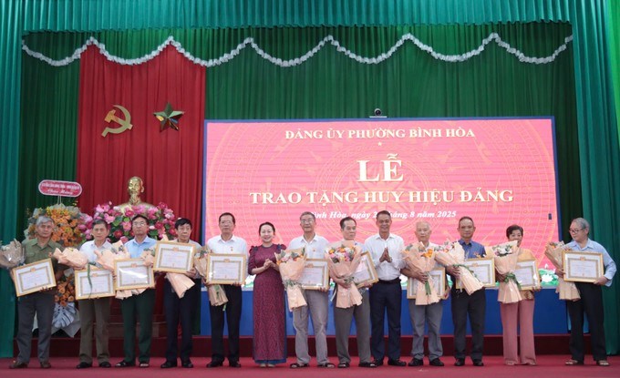 Lãnh đạo phường Bình Hòa trao Huy hiệu Đảng cho các đảng viên