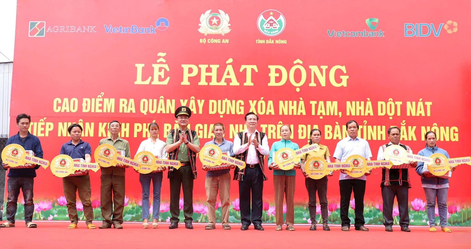 thuong-tuong-pham-the-tung-thu-truong-bo-cong-an-du-le-phat-dong-cao-diem-ra-quan-xoa-nha-tam-nha-dot-nat-tren-dia-ban-tinh-dak-nong.jpg