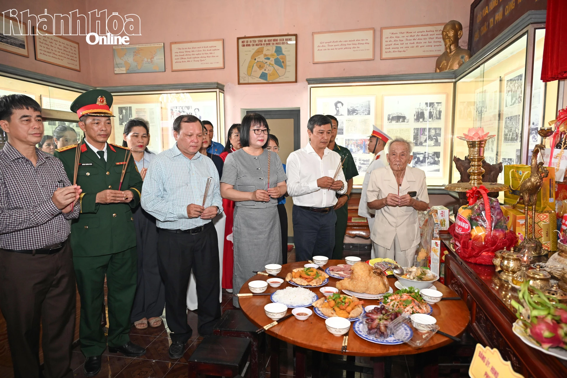 Các đại biểu thành kính dâng hương tại đền thờ Bác Hồ trong khu tưởng niệm.
