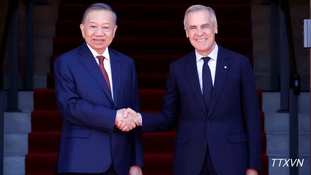Tổng Bí thư, Chủ tịch nước Tô Lâm và Thủ tướng Canada Mark Carney chụp ảnh chung. (Ảnh: TTXVN)