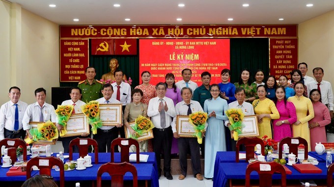 Đại biểu chụp hình lưu niệm. (Ảnh: SGGP)