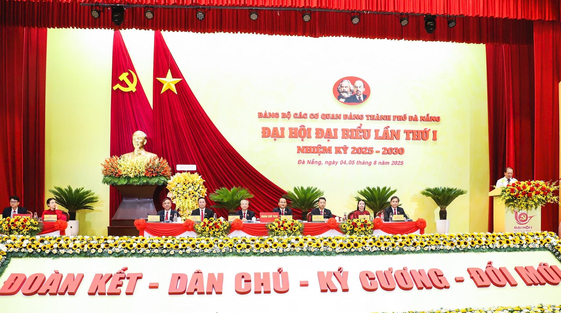 Đoàn Chủ tịch chủ trì ại hội. Ảnh: NGỌC PHÚ