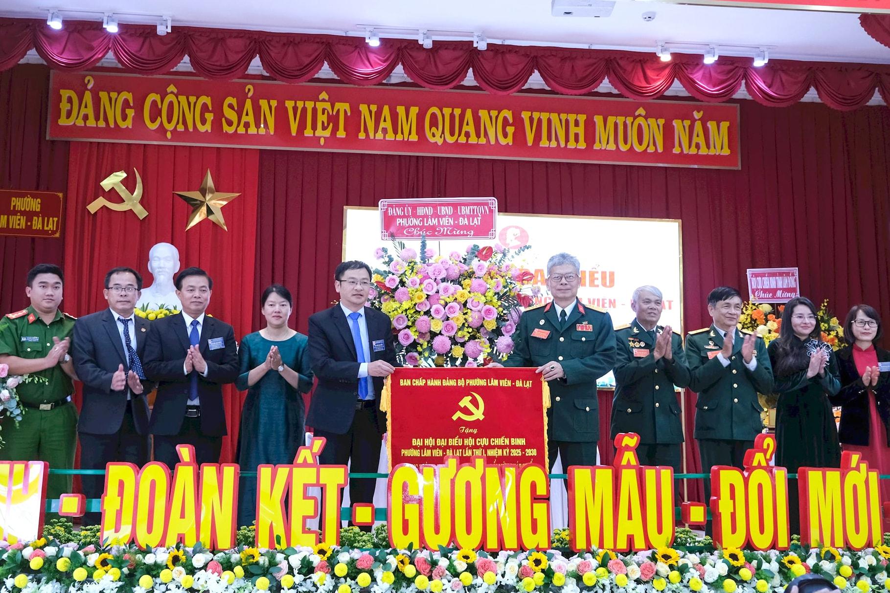 lanh-dao-phuong-lam-vien-tang-hoa-va-buc-truong-chuc-mung-dai-hoi(1).jpg