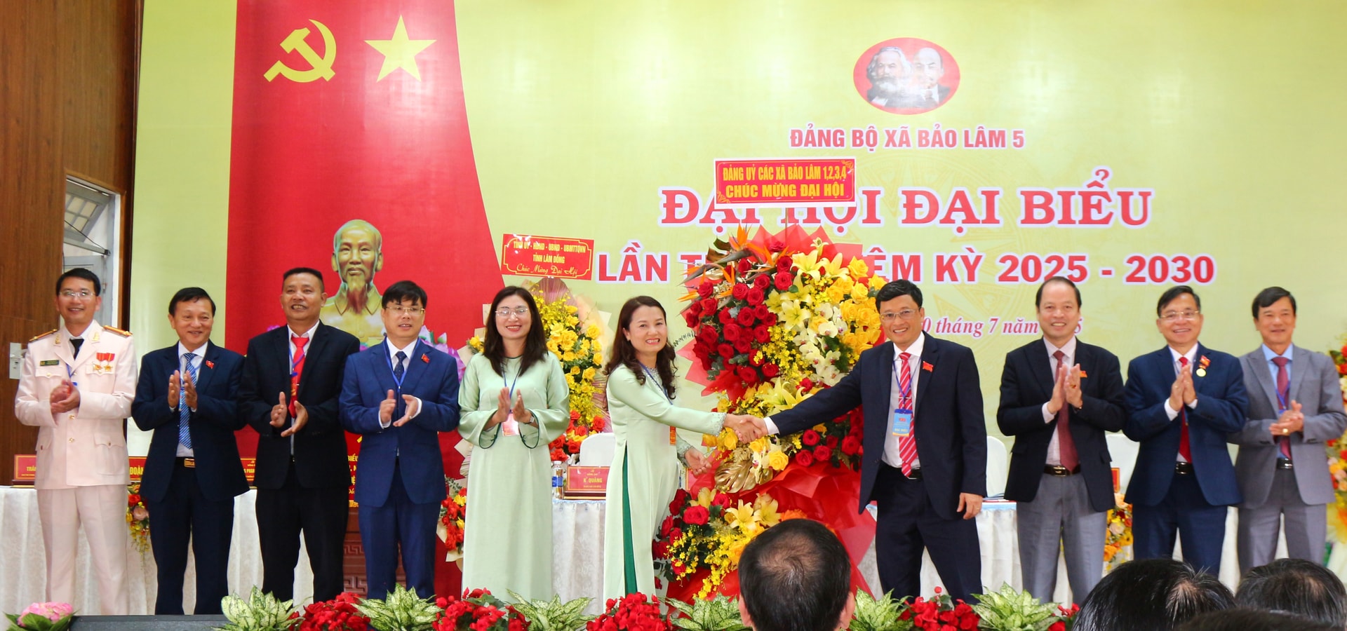 ảnh huyện tặng hoa