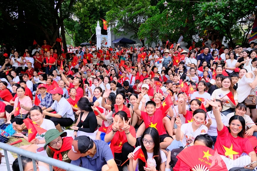 Biển người rực đỏ sắc cờ, háo hức chờ xem tổng hợp luyện diễu binh, diễu hành lần thứ hai