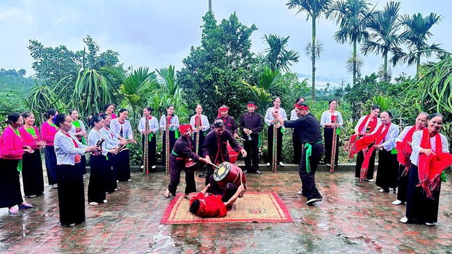 Yên Lập phát huy vai trò người có uy tín trong bảo tồn văn hóa và phát triển kinh tế bền vững - Ảnh 1.