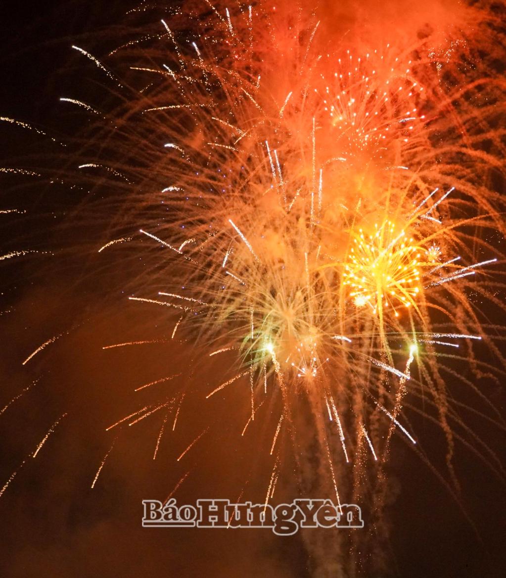 Màn bắn pháo hoa nổ sáng rực bầu trời Công viên Kỳ Bá, phường Trần Lãm.