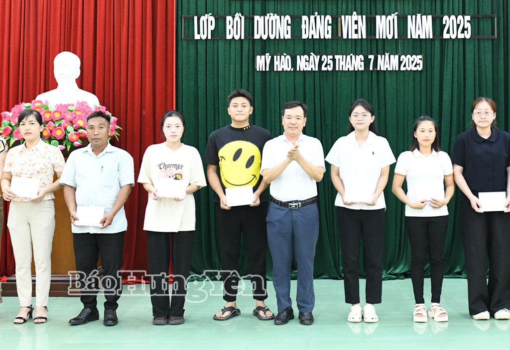 Trao giấy chứng nhận hoàn thành lớp bồi dưỡng đảng viên mới năm 2025 tại phường Mỹ Hào.