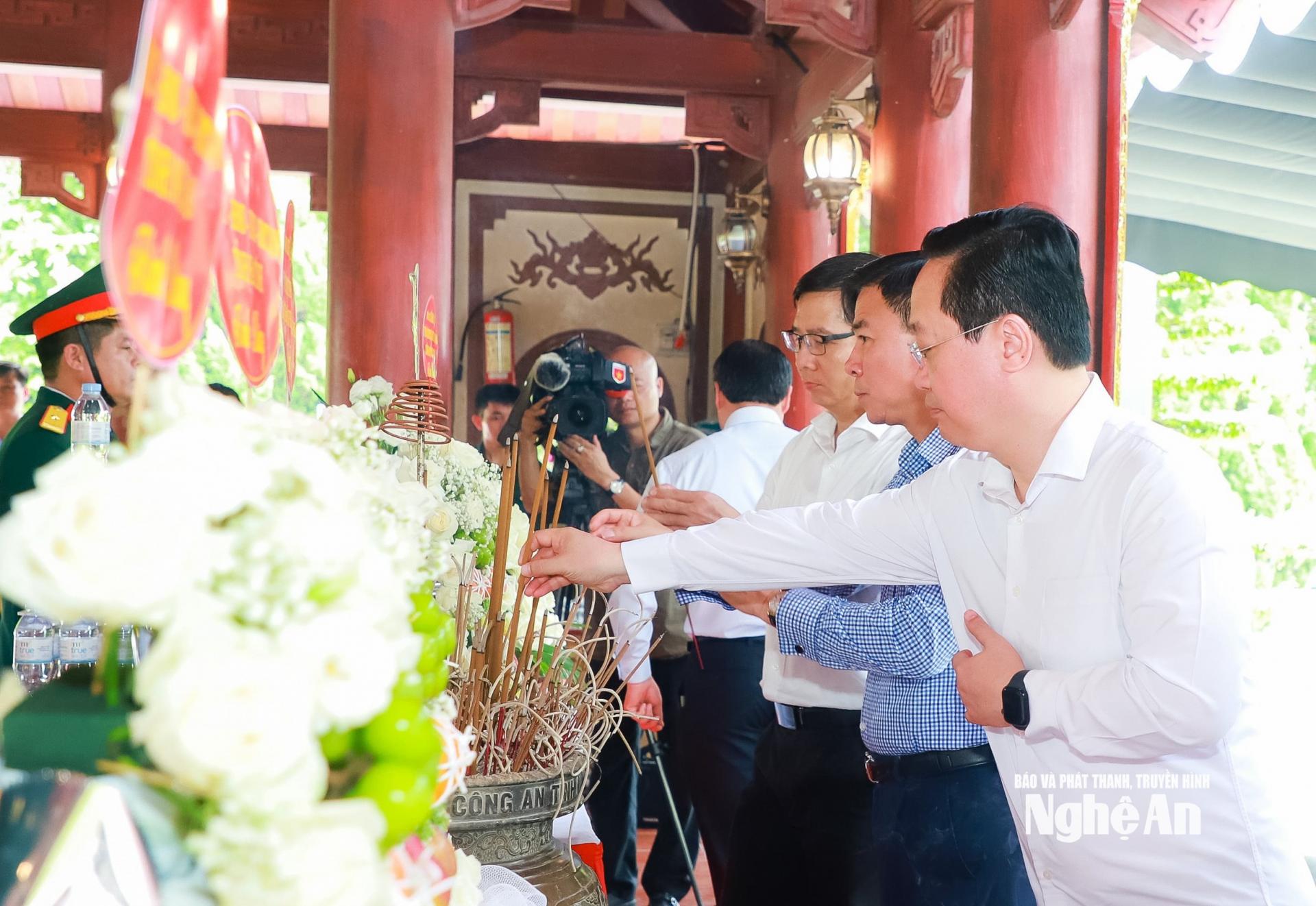 Các đồng chí lãnh đạo Trung ương và tỉnh Nghệ An dâng hương trước phần mộ 13 Anh hùng liệt sĩ Đại hội 317. Ảnh: Thành Duy