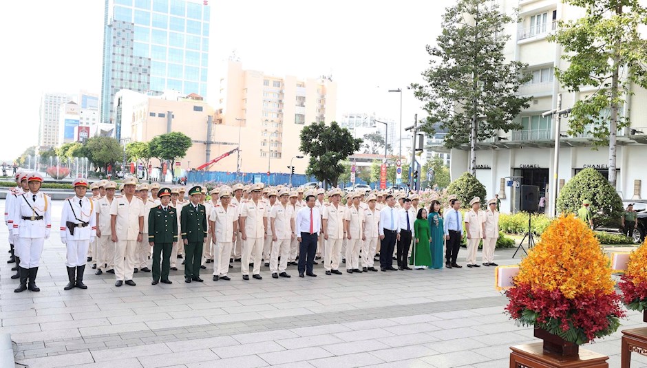 Đoàn đại biểu dâng hoa tưởng nhớ Chủ tịch Hồ Chí Minh tại Công viên Tượng đài Chủ tịch Hồ Chí Minh trên Phố đi bộ Nguyễn Huệ.