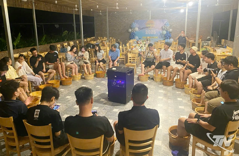 Du khách tham gia các hoạt động trải ngiệm tại Cửa Tử homestay, mang đậm giá trị văn hóa bản địa.