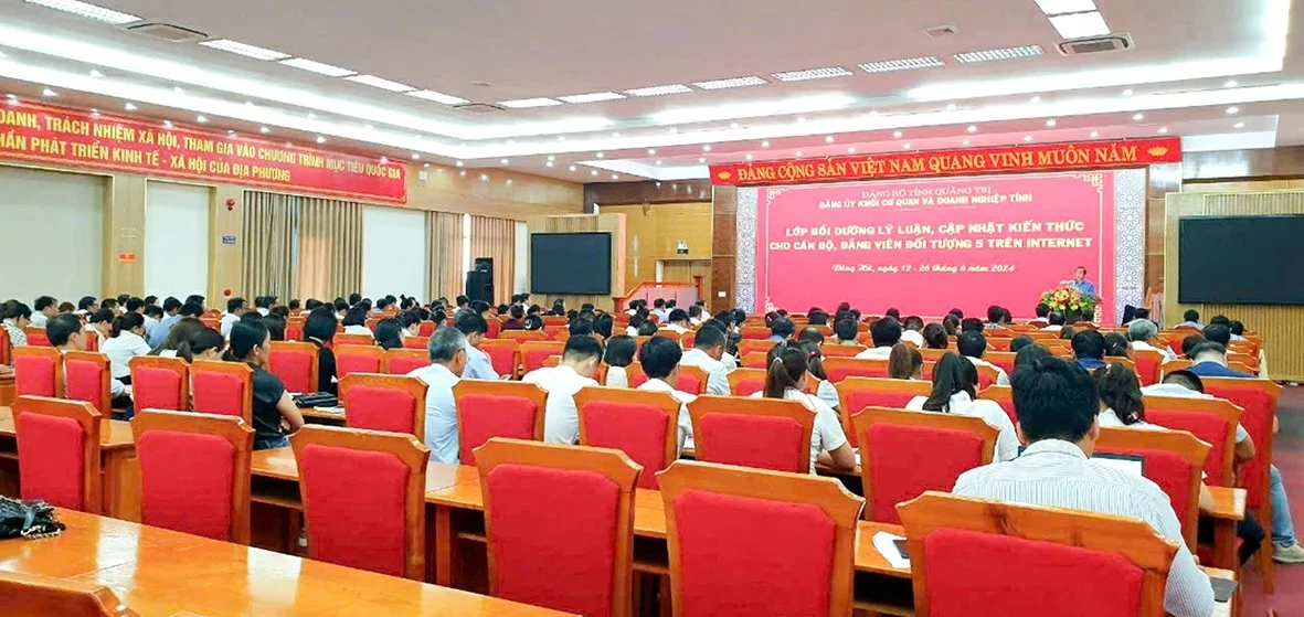 Đảng bộ Khối Cơ quan và Doanh nghiệp tỉnh tổ chức lớp thí điểm bồi dưỡng lý luận, cập nhật kiến thức cho cán bộ, đảng viên đối tượng 5 năm 2024 trên internet -Ảnh: THU HÀ