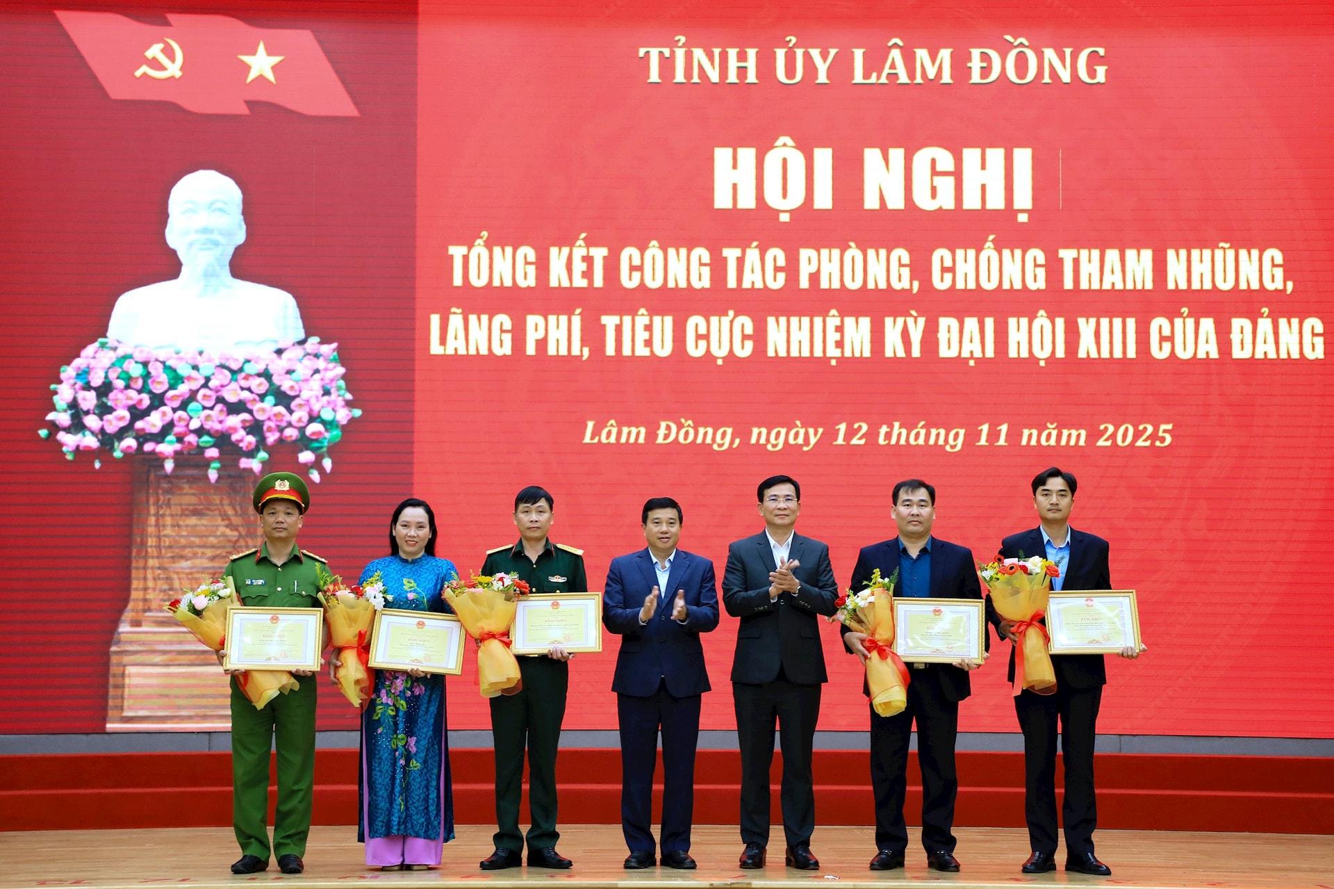 11 Tặng bằng khen của Chủ tịch UBND tỉnh cho các tập thể có thành tích tiêu biểu trong phòng, chống tham nhũng, lãng phí, tiêu cực