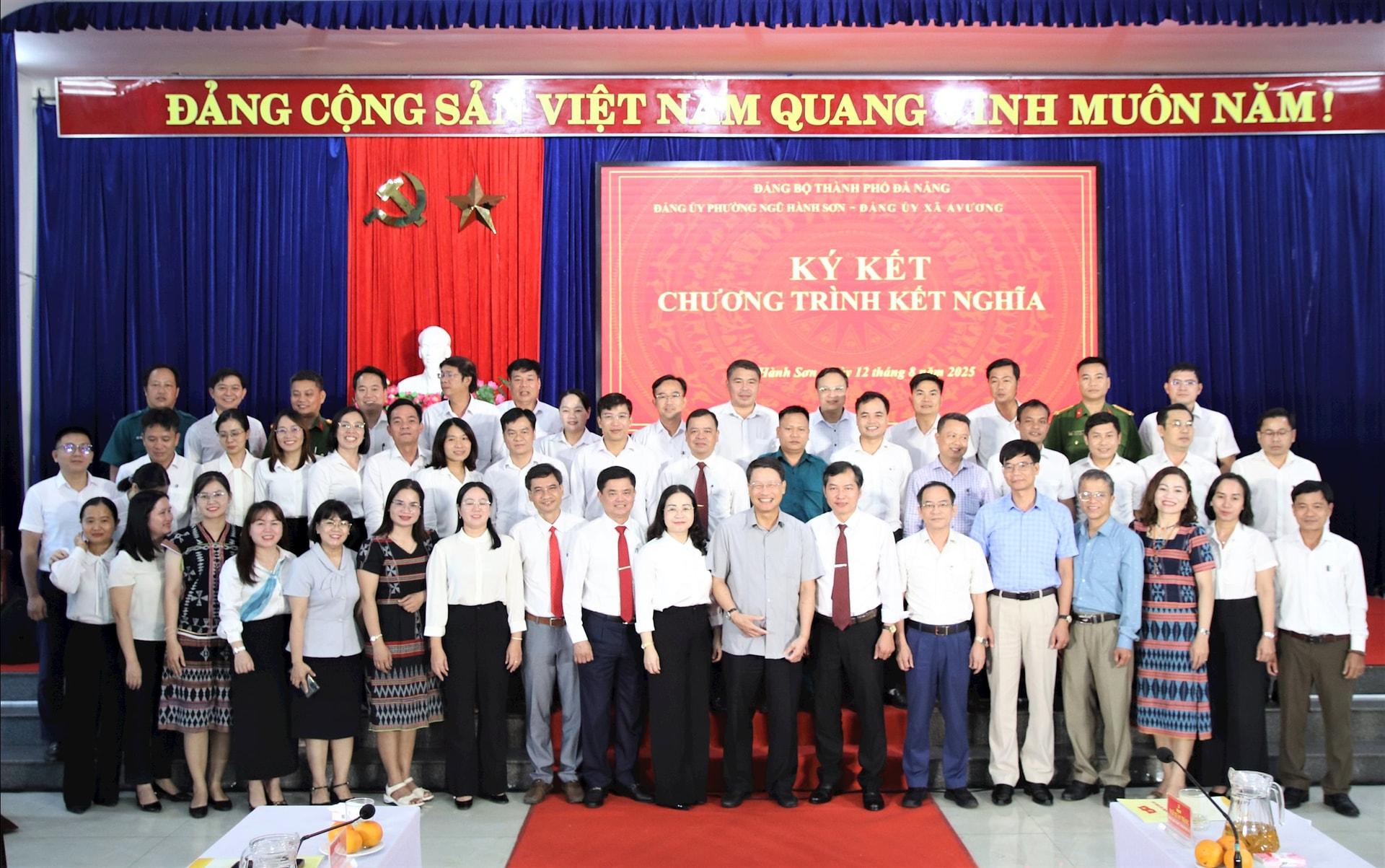 Phó Bí thư Thành ủy Ngô Xuân Thắng (hàng đầu, thứ 7 phải sang) chụp hình lưu niệm cùng tập thể 2 địa phương tại lễ ký kết. Ảnh: T. HUY