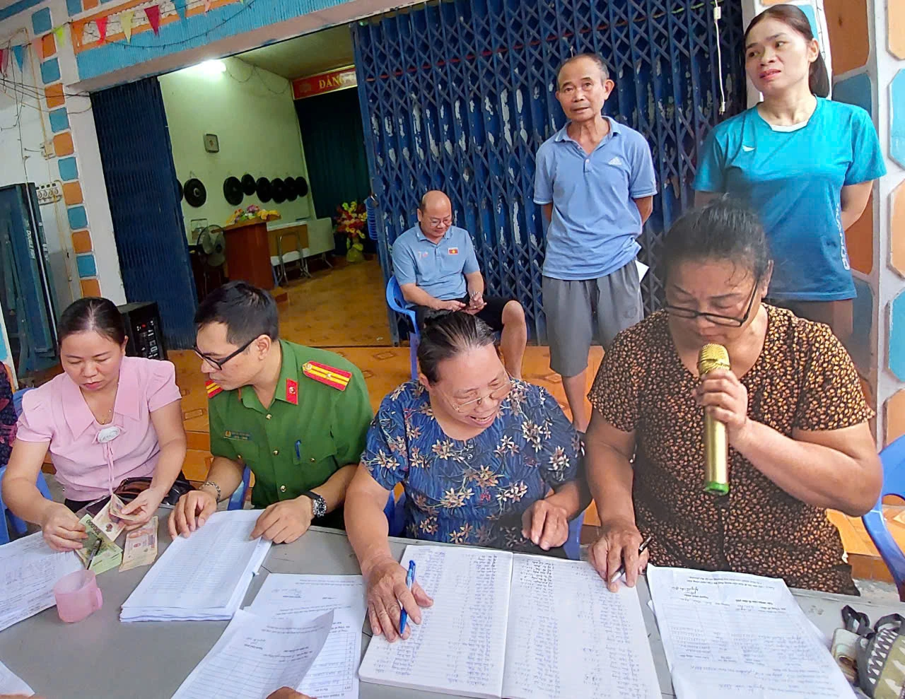 Hân hoan nhận quà Tết Độc lập