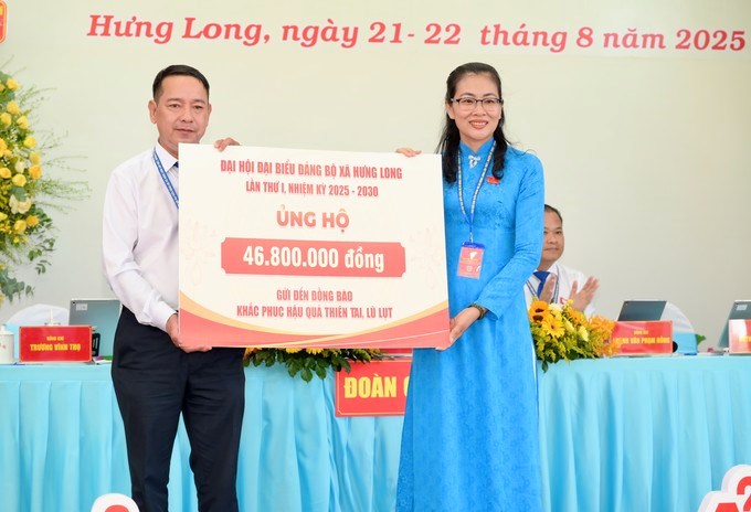 Đại hội quyên góp, ủng hộ đồng bào khắc phục hậu quả thiên tai, lũ lụt. (Ảnh: SGGP)