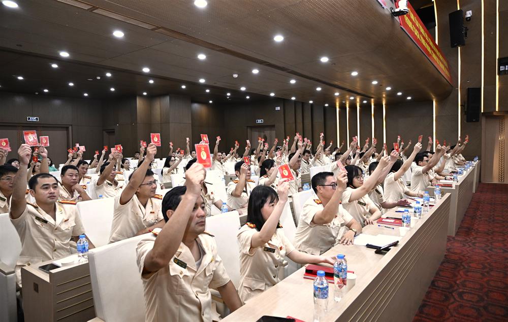 Các đại biểu biểu quyết tại Đại hội.