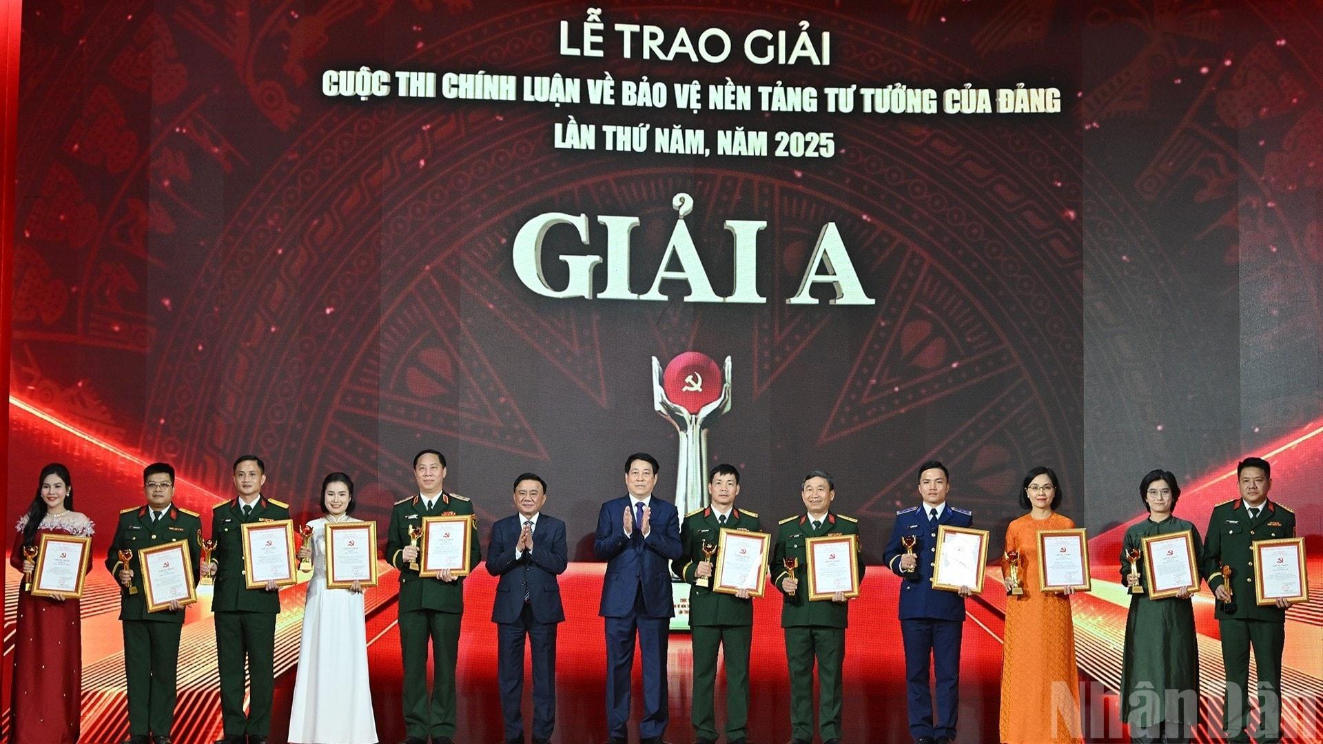 Đồng chí Lương Cường, Ủy viên Bộ Chính trị, Chủ tịch nước Cộng hoà xã hội Chủ nghĩa Việt Nam; đồng chí Trần Cẩm Tú, Ủy viên Bộ Chính trị, Thường trực Ban Bí thư, Trưởng Ban Chỉ đạo 35 Trung ương trao giải A cho các tác giả