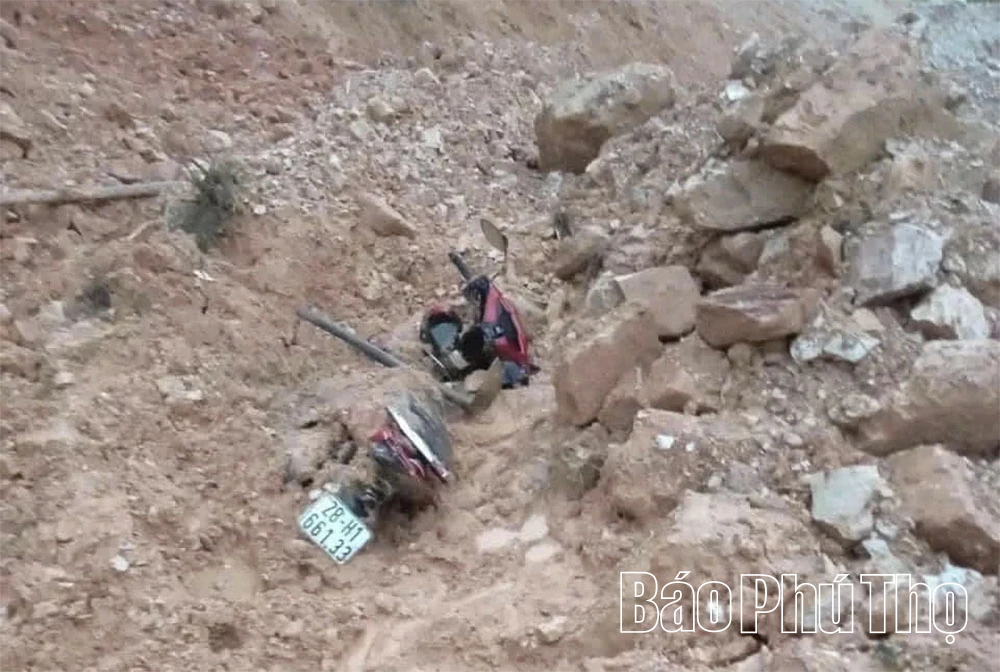 Mưa lớn gây sạt lở nhiều điểm trên tuyến đường 433