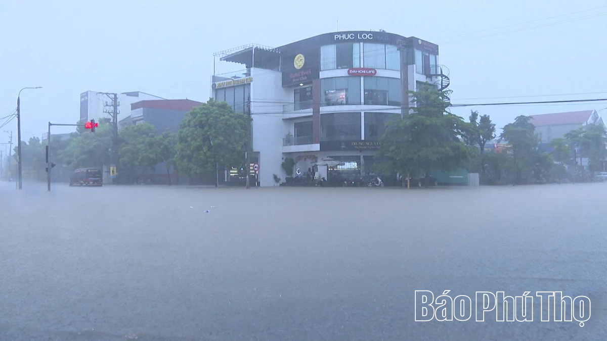 Mưa lớn gây ngập úng tại phường Việt Trì