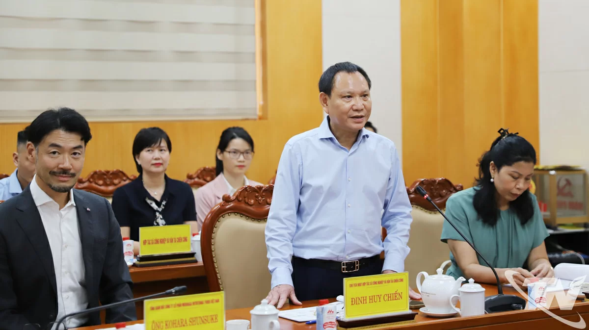 Ông Đinh Huy Chiến, Chủ tịch Hội đồng quản trị Hợp tác xã Công nghiệp và Vận tải Chiến Công, phát biểu tại buổi làm việc.