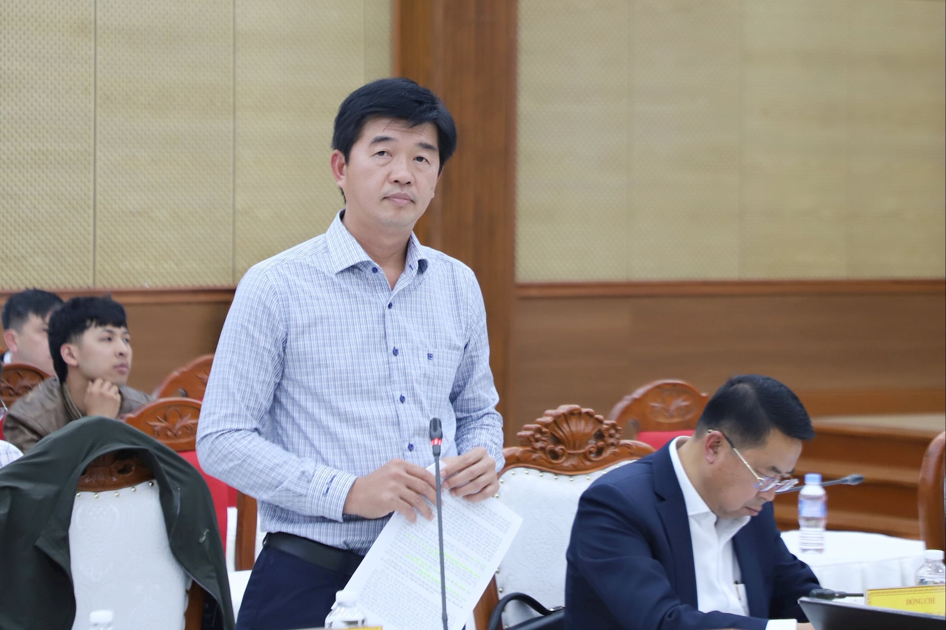 Giám đốc Sở Nông nghiệp và Môi trường Phan Nguyễn Hoàng Tân trả lời kiến nghị của nông dân về chính sách hỗ trợ