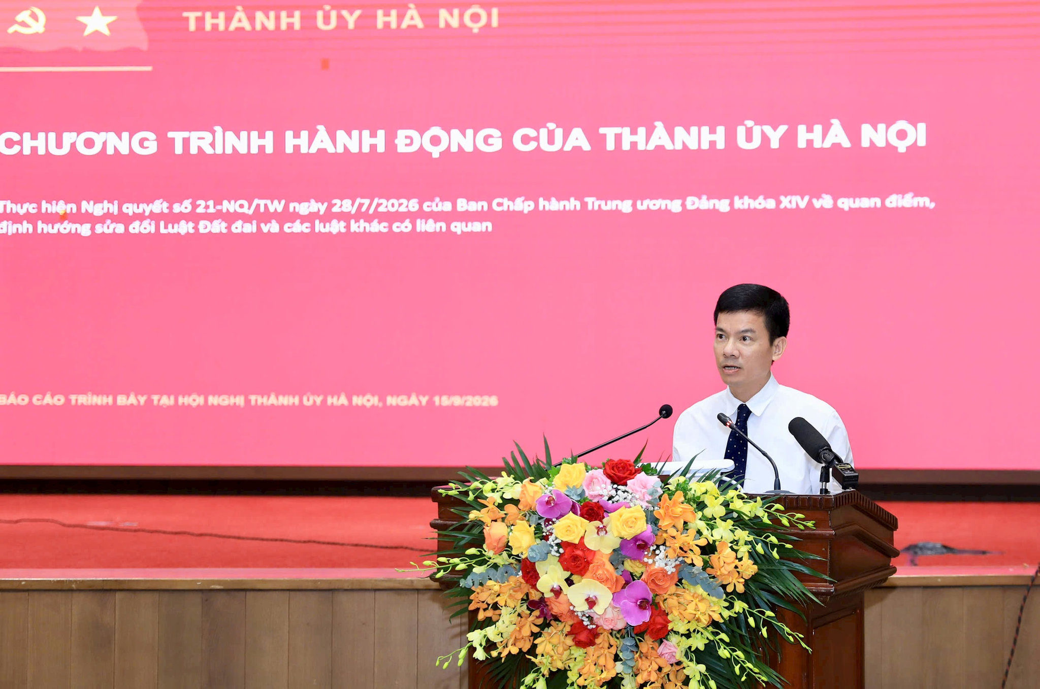 Phó Chủ tịch UBND thành phố Hà Nội Bùi Duy Cường báo cáo tại hội nghị. Ảnh: Quang Thái