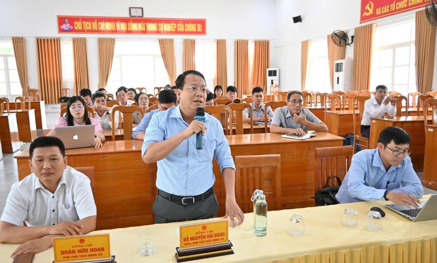 Ông Đỗ Nguyên Hải Đăng - Phó Chủ tịch UBND xã Thuận Bắc trao đổi, thảo luận tại hội nghị.