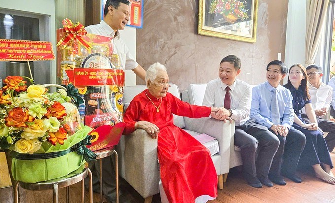 Đoàn đến thăm, tặng quà cho Mẹ Việt Nam Anh hùng Trương Thị Ba