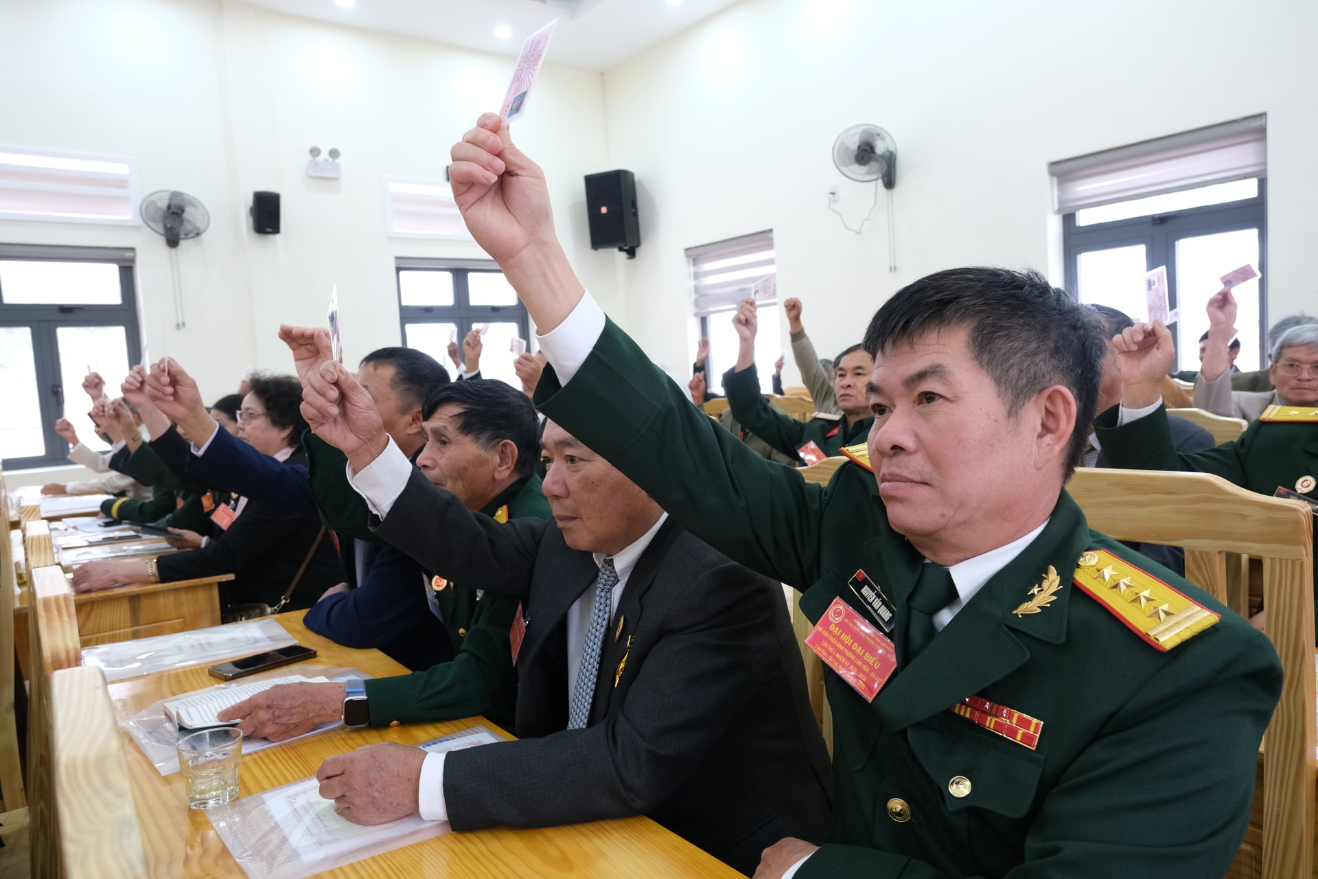 Đại biểu biểu quyết thông qua Nghị quyết Đại hội