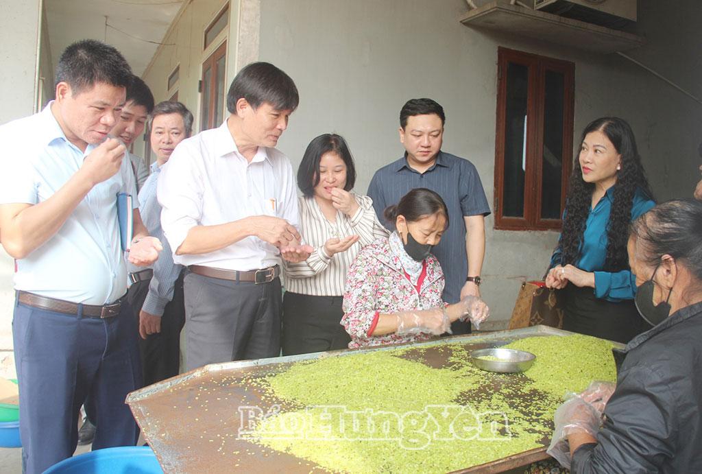 Đoàn  kiểm tra tại hộ kinh doanh ở xã Vạn Xuân với sản phẩm cốm Ngọc Linh Thanh Hương.