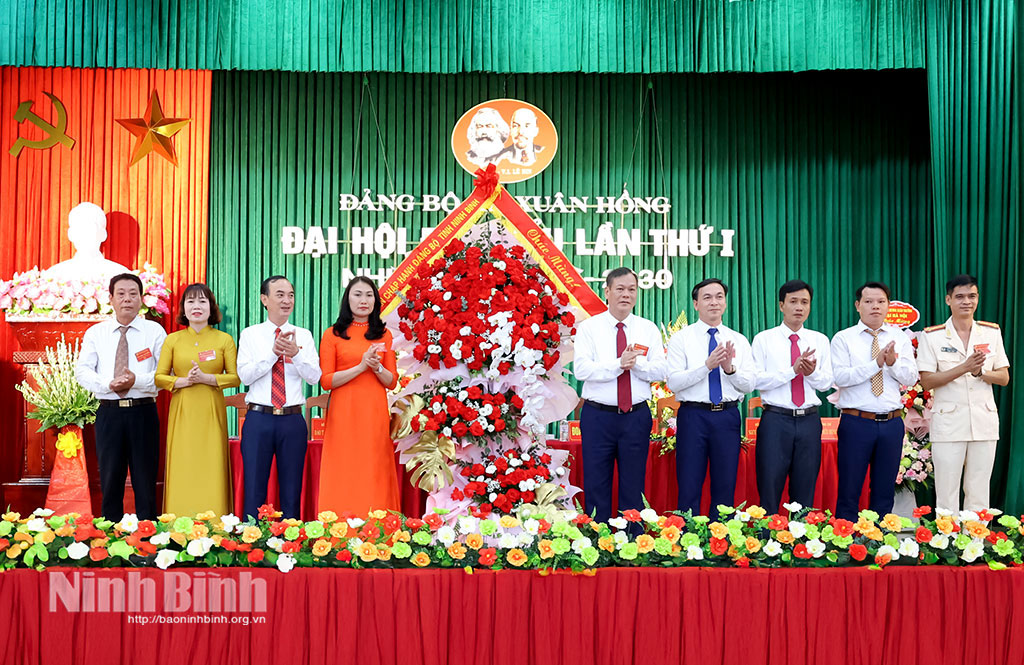 Đồng chí Lê Quốc Chỉnh, Phó Bí thư Tỉnh ủy, Chủ tịch HĐND tỉnh tặng hoa chúc mừng Đại hội.