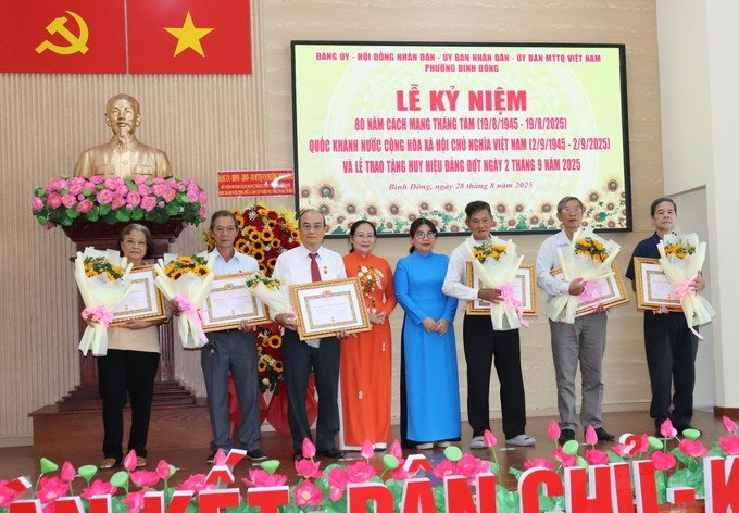 Đảng viên phường Bình Đông nhận Huy hiệu Đảng đợt 2/9