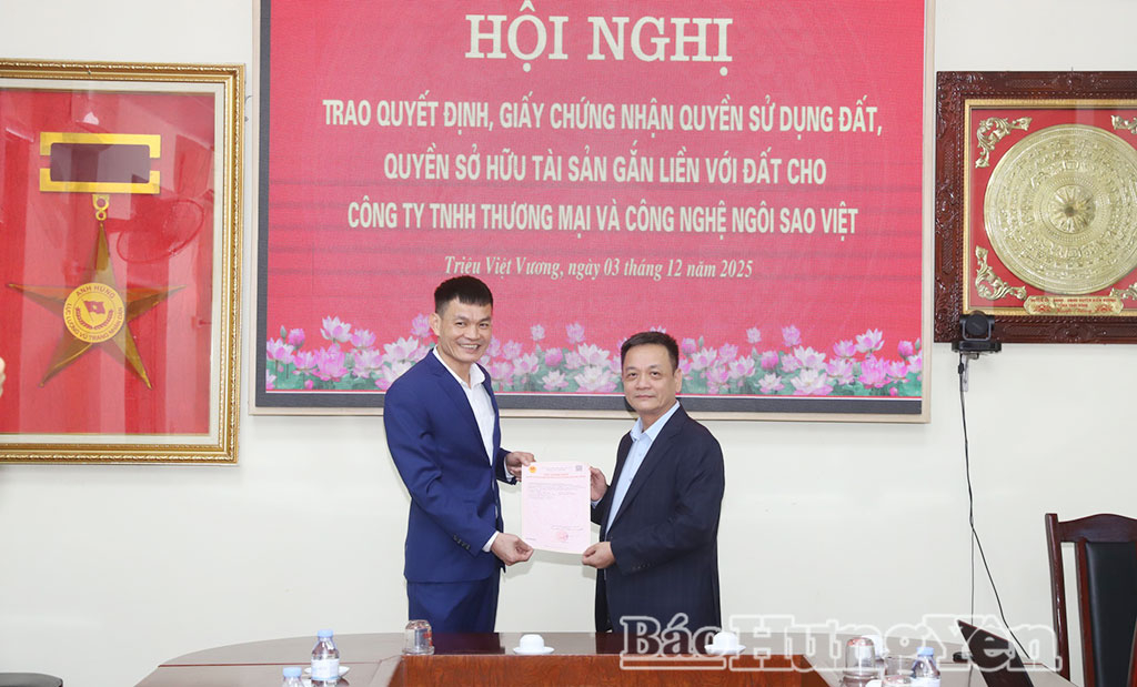 Lãnh đạo UBND xã Triệu Việt Vương trao Giấy chứng nhận quyền sử dụng đất cho Công ty TNHH thương mại và công nghệ Ngôi Sao Việt.