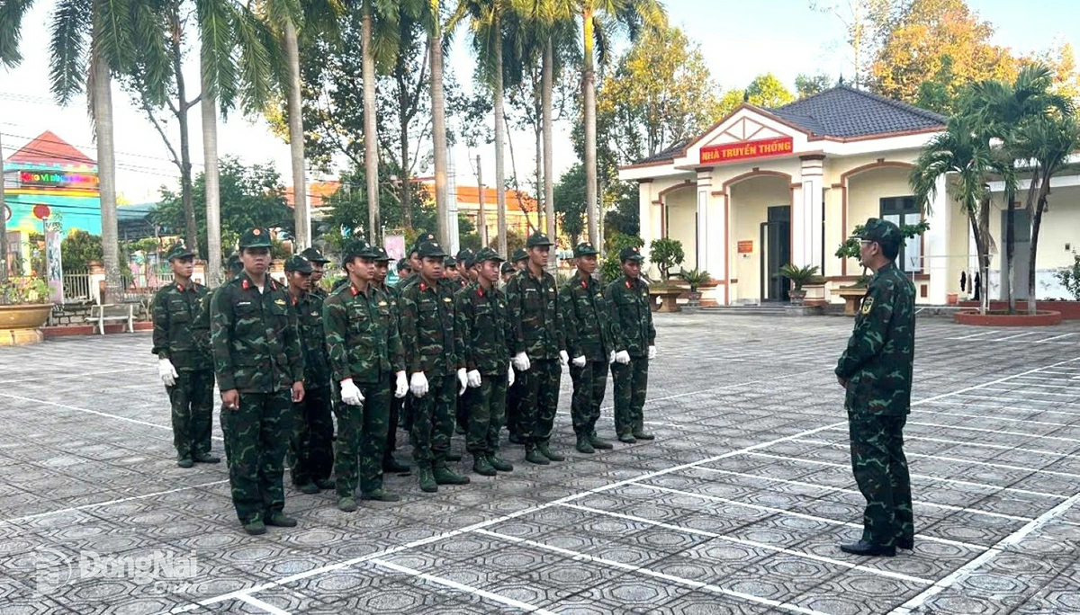 Trung tá Nguyễn Văn Thuận, Phó Chủ nhiệm Hậu cần - Kỹ thuật, Bộ Chỉ huy Quân sự tỉnh Đồng Nai chủ trì đoàn công tác thực hiện Chiến dịch Quang Trung. Ảnh: ĐVCC
