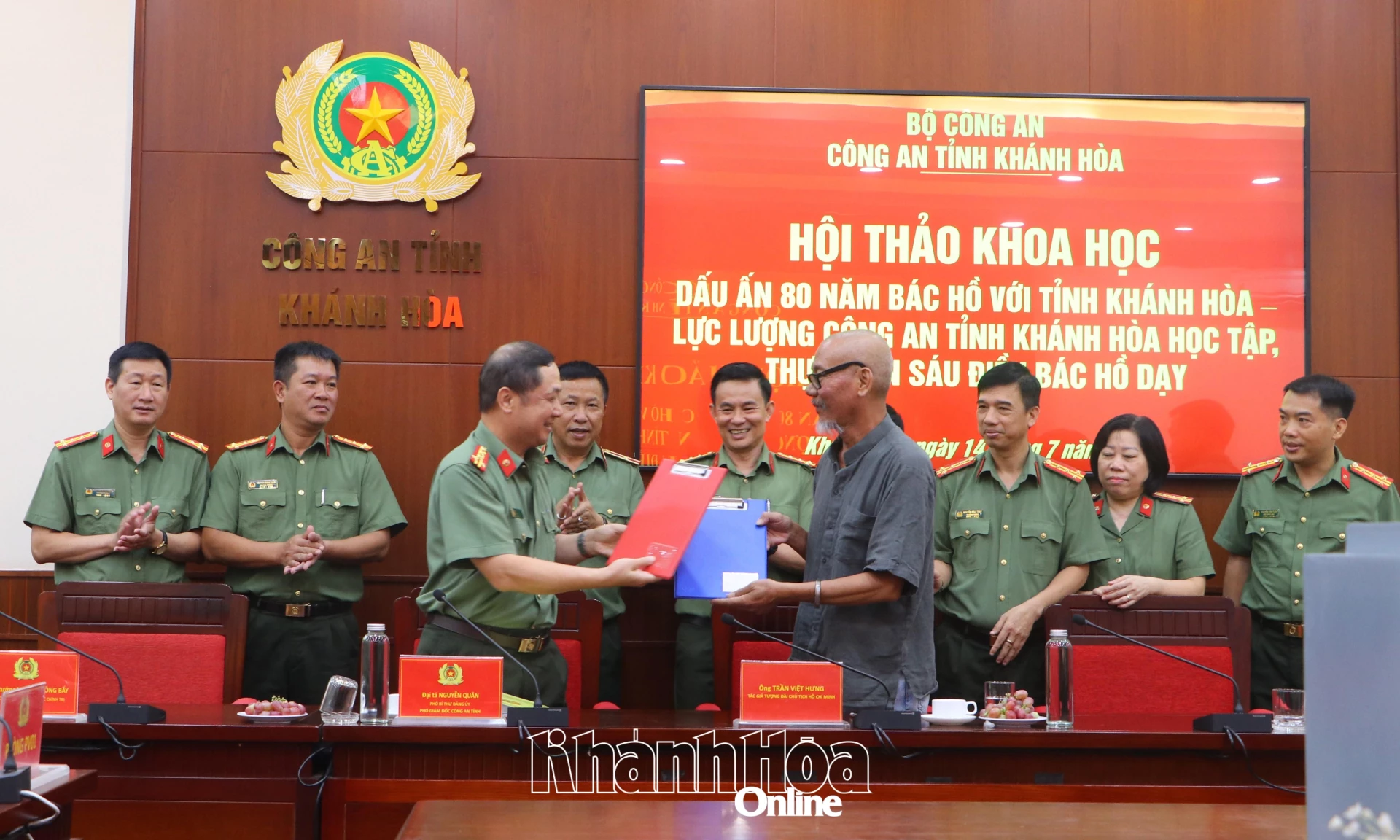 Công an tỉnh Khánh Hòa ký kết biên bản thỏa thuận với nhà điêu khắc Trần Việt Hưng về việc Công an tỉnh sử dụng nguyên bản tượng Bác Hồ tại Công viên 18-10 để xây dựng tượng tại trụ sở mới.