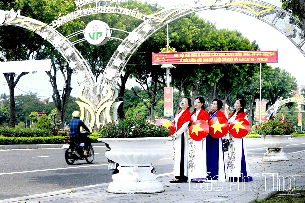 Đường phố rực rỡ cờ hoa chào mừng Quốc khánh 2/9