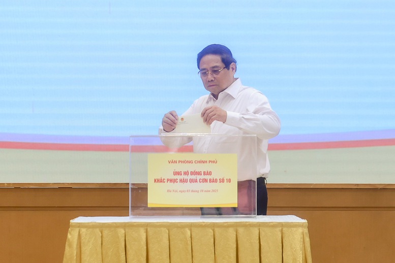 Thủ tướng Phạm Minh Chính cùng lãnh đạo Chính phủ và tập thể Văn phòng Chính phủ ủng hộ đồng bào bị thiệt hại do bão lũ- Ảnh 1.