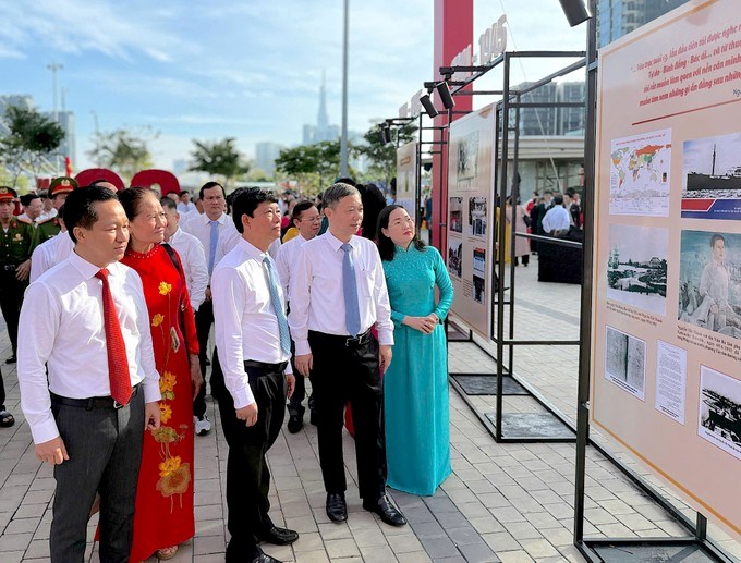 Các đồng chí lãnh đạo TPHCM và lãnh đạo phường An Khánh tham quan triễn lãm