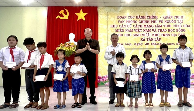 Các đơn vị VPCP phía Nam trao học bổng cho học sinh vượt khó xã Tân Lập, tỉnh Tây Ninh- Ảnh 1. Các đơn vị VPCP phía Nam trao học bổng cho học sinh vượt khó xã Tân Lập, tỉnh Tây Ninh- Ảnh 1.