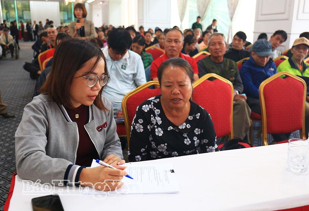 Cán bộ Trung tâm Trợ giúp pháp lý Nhà nước tỉnh (Sở Tư pháp) hướng dẫn, trợ giúp người khuyết tật thực hiện yêu cầu tư vấn pháp luật, trợ giúp pháp lý tại phường Thái Bình.